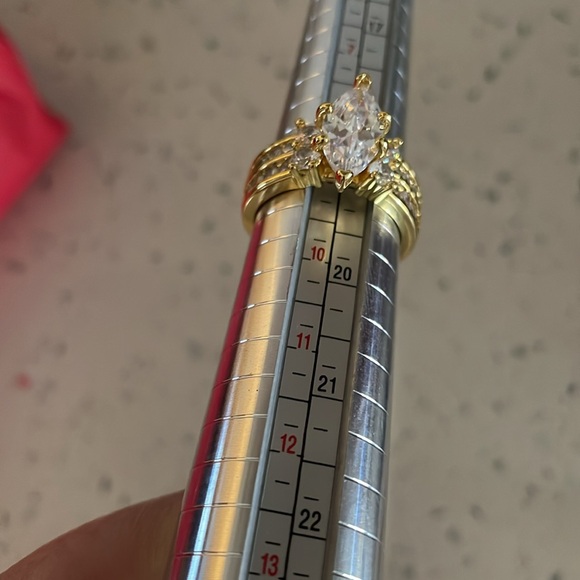 Gorgeous multi carat gold plated faux diamond ring wms sz 8 3/4 ish - Picture 13 of 13